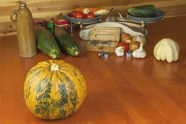 Coltivare verdure nell'azienda agricola biologica. Verdure coltivate in un piccolo orto di casa. Vecchio peso metallico sul cibo fatto in casa. Sfondo con verdure. Promozione di diete sane, preparazione di alimenti dietetici . — Foto Stock