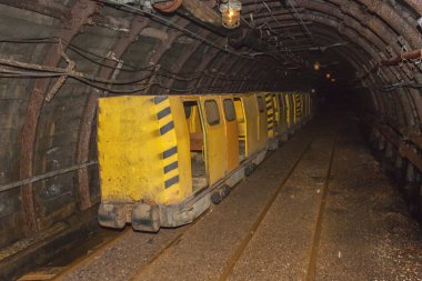 Benim ve benim tren bir eski, terk edilmiş kömür. Benim Yeraltı madencilik kömür. Madenciler çıkarma noktasına taşımak için araştırma tren. Yeraltı taşıma.