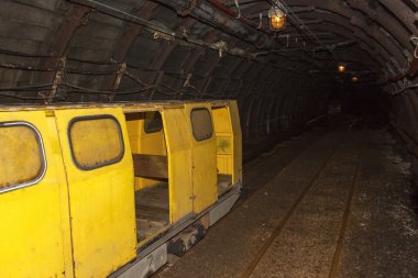 Benim ve benim tren bir eski, terk edilmiş kömür. Benim Yeraltı madencilik kömür. Madenciler çıkarma noktasına taşımak için araştırma tren. Yeraltı taşıma.