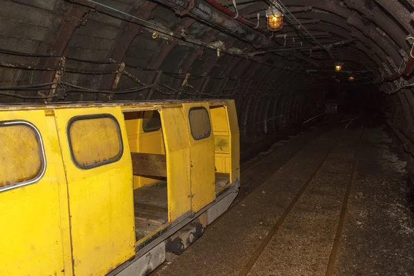 Staré, opuštěné uhlí, já a můj vlak. Těžba v podzemí dolu uhlí. Důlním vláčkem na dopravu horníků do místa těžby. Podzemní doprava. — Stock fotografie