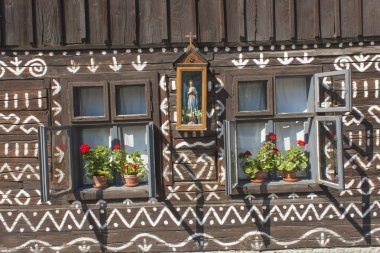 Eski ahşap pencere. Cicmany Köyü, Unesco Dünya Mirası, Slovakya'da geleneksel nakış kullanılan desenleri temel günlük evlerin benzersiz dekorasyon