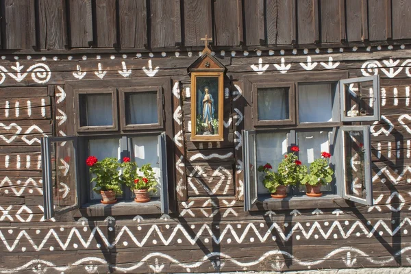 古い木製の窓。スロバキア世界遺産 Cicmany 村の伝統的な刺繍で使用されるパターンに基づくログ家のユニークな装飾 — ストック写真