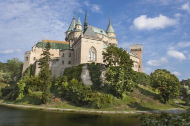 Bojnice Slovak Cumhuriyeti tarihi kale. 12. yüzyılda inşa edilmiş eski bir kale görünümü.