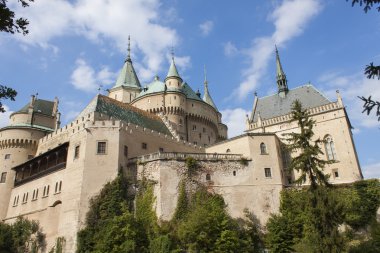 Bojnice Slovak Cumhuriyeti tarihi kale. 12. yüzyılda inşa edilmiş eski bir kale görünümü.