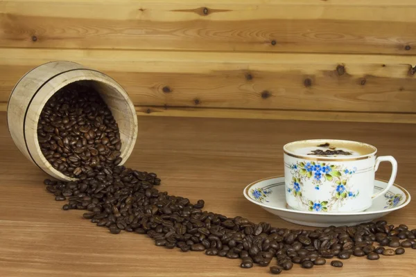 Está na hora de um bom café aromático. Café em uma mesa de madeira. Preparação para beber café em casa. Grãos de café recém-torrados para café. Descanse em casa para um café . — Fotografia de Stock