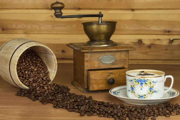 Время для хорошего ароматного кофе. Кофе на деревянном столе. Готовлюсь к дому, пью кофе. Свежеобжаренные кофейные зерна для кофе. Отдых дома на кофе . — стоковое фото