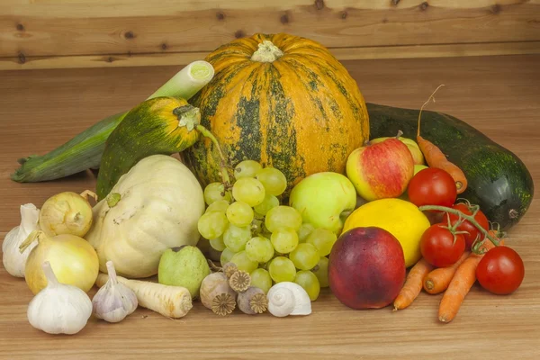 Frutta e verdura fresca biologica proveniente da aziende agricole locali. Dieta cibo crudo pronto da mangiare. Ortofrutticoli in azienda . — Foto Stock