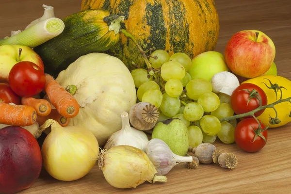 Frutta e verdura fresca biologica proveniente da aziende agricole locali. Dieta cibo crudo pronto da mangiare. Ortofrutticoli in azienda . — Foto Stock