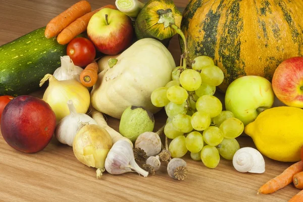 Frutta e verdura fresca biologica proveniente da aziende agricole locali. Dieta cibo crudo pronto da mangiare. Ortofrutticoli in azienda . — Foto Stock