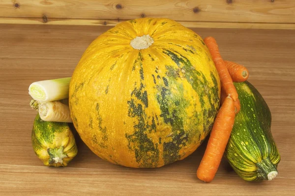 Raccolta autunnale delle verdure. Coltivare verdure biologiche nel paese. Cibo dieta per la perdita di peso. Diversi tipi di verdure su un tavolo da cucina in legno. Sfondo con verdure . — Foto Stock