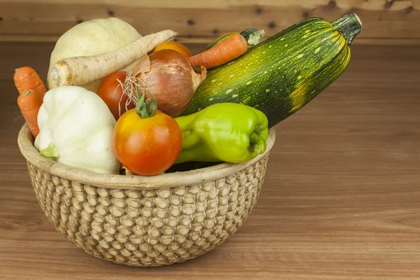 Sonbaharda hasat sebzeler. Büyüyen Organik Sebzeler ülkenin. Kilo kaybı diyet gıda. Ahşap mutfak masasında sebze çeşitleri. Arka plan ile sebze. — Stok fotoğraf
