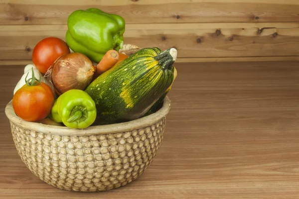 Raccolta autunnale delle verdure. Coltivare verdure biologiche nel paese. Cibo dieta per la perdita di peso. Diversi tipi di verdure su un tavolo da cucina in legno. Sfondo con verdure . — Foto Stock