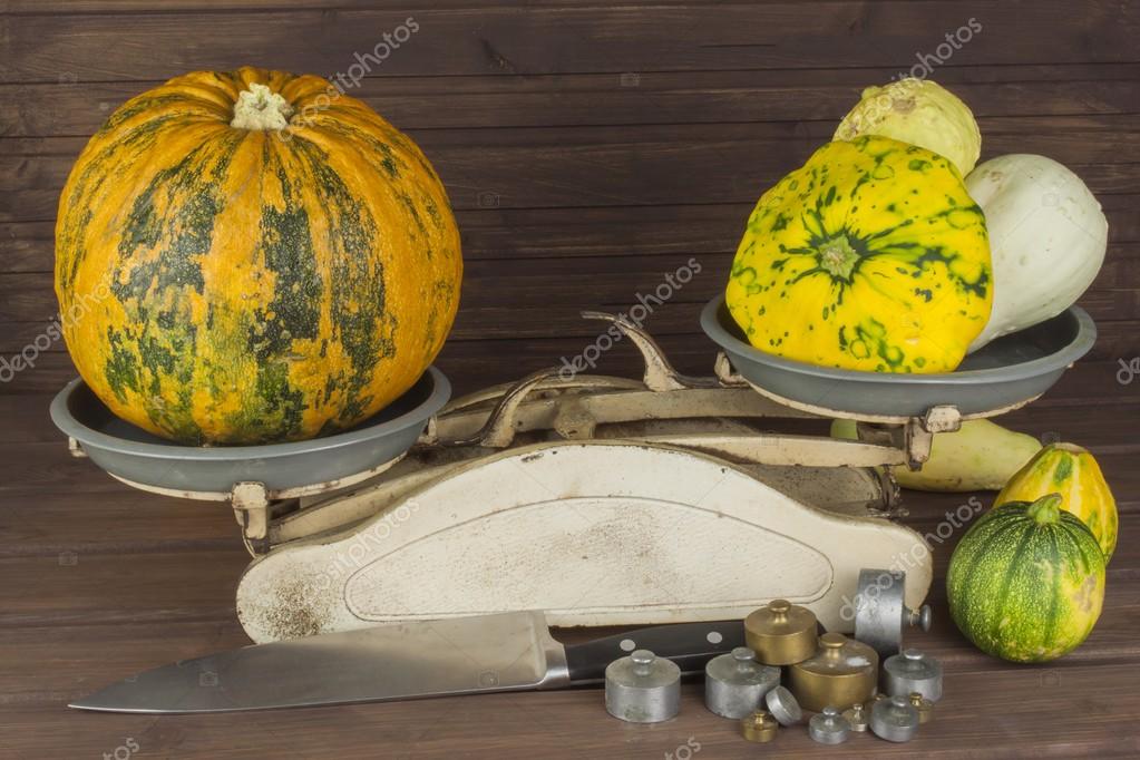 Raccolta di autunno delle zucche. Preparando per Halloween ... Raccolta di autunno delle zucche. Preparando per Halloween ...