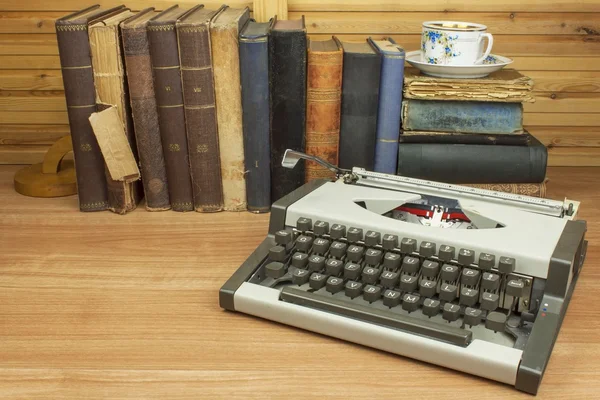 Máquina de escribir de viaje en el escritorio del escritor. El escritor escribe una novela. Naturaleza muerta al escribir historias . — Foto de Stock