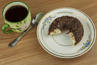 Kahve ile tatlı çörek. Tatlı kahve ile tedavi. Çörek olarak hızlı ev yapımı davranır. Abur cubur diyetler düşman. Abur cubur ve obezite, bir şeyler atıştırmak için çörek sembolü.