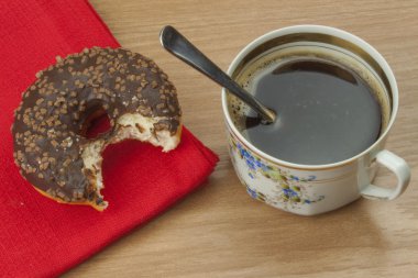 Kahve ile tatlı çörek. Tatlı kahve ile tedavi. Çörek olarak hızlı ev yapımı davranır. Abur cubur diyetler düşman. Abur cubur ve obezite, bir şeyler atıştırmak için çörek sembolü.