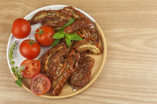 Pomodori secchi piccanti marinati in olio d'oliva. Deliziosa delicatezza. Rinfreschi alla festa. Pomodori secchi con olio d'oliva, sfondo. Cibo sano . — Foto Stock