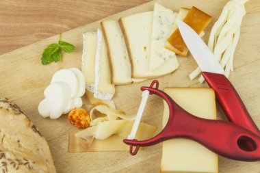 Dilimleme peynir, ev Bahçe partisi için hazırlanıyor. Leziz kanepeler Konuklar için. Şef çizgili çanak şenlikli bir Resepsiyon için hazırlar. Küçük ev çiftlikler imalatı.