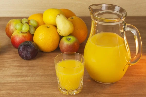 Domestic fresh orange juice in a glass jar on a wooden table. Hand-prepared homemade orange juice. Healthy drink for athletes. Place for your text. Sales of juices. — Stock Photo, Image