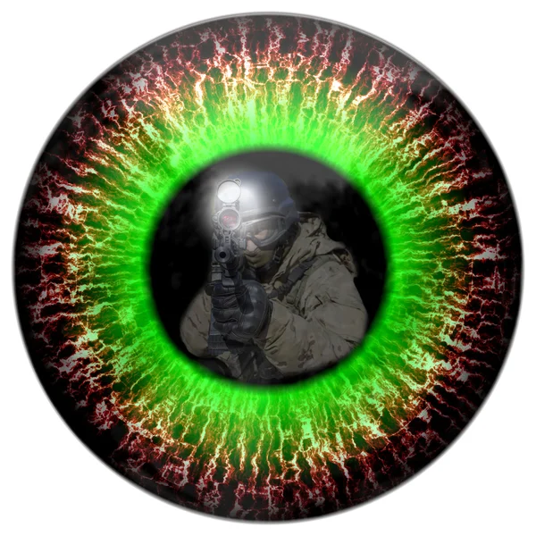 Ojos de zombie con el soldado cabeza reflexión. Asesino de ojos. Contacto visual mortal. Ojo animal con iris de color de contraste, vista de detalle en el ojo. Zombies asesinos . — Foto de Stock