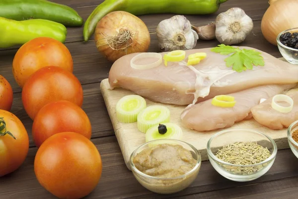Preparing Diet food. Fresh raw chicken fillet and vegetables prepared for cooking. Fresh raw chicken breasts. Preparing chicken at a summer barbecue. Cooking with fresh dietary ingredients. — Stock Photo, Image