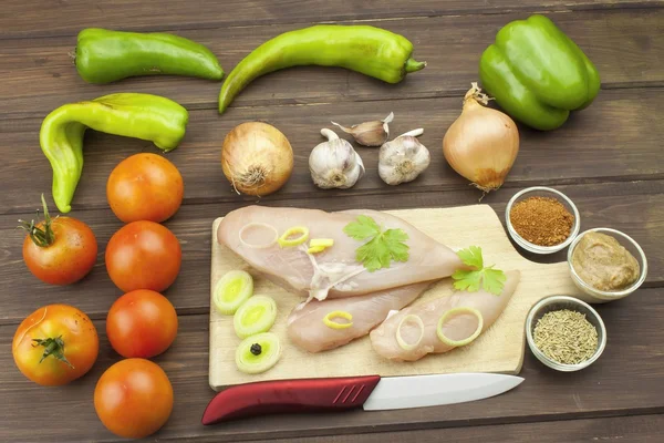 Préparation des aliments diététiques. Filet de poulet cru frais et légumes préparés pour la cuisson. Poitrines de poulet crues fraîches. Préparation du poulet lors d'un barbecue d'été. Cuisson avec des ingrédients alimentaires frais . — Photo