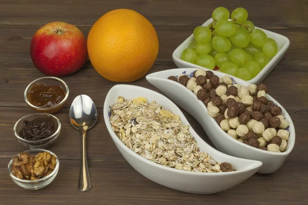 Healthy Diet breakfast of oatmeal, cereal and fruit. Foods full of energy for athletes. The concept of diet food. Preparing homemade breakfast. Vegetarian diet. — ストック写真