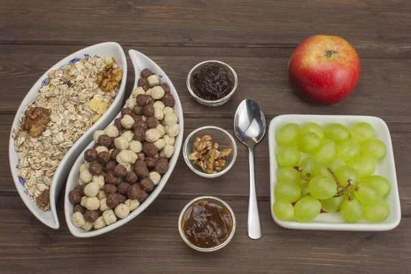 Dieta saudável pequeno-almoço de aveia, cereais e frutas. Alimentos cheios de energia para atletas. O conceito de dieta alimentar. Preparando café da manhã caseiro. Dieta vegetariana. Comida em uma mesa de madeira . — Fotografia de Stock