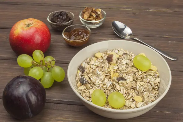 Dieta saudável pequeno-almoço de aveia, cereais e frutas. Alimentos cheios de energia para atletas. O conceito de dieta alimentar. Preparando café da manhã caseiro. Dieta vegetariana. Comida em uma mesa de madeira . — Fotografia de Stock