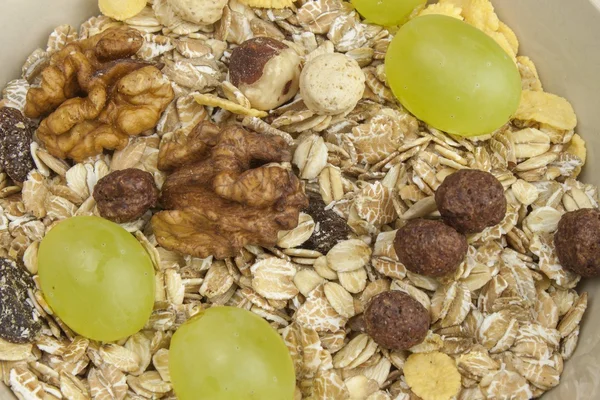 Dieta saudável pequeno-almoço de aveia, cereais e frutas. Alimentos cheios de energia para atletas. O conceito de dieta alimentar. Preparando café da manhã caseiro. Dieta vegetariana. Comida em uma mesa de madeira . — Fotografia de Stock