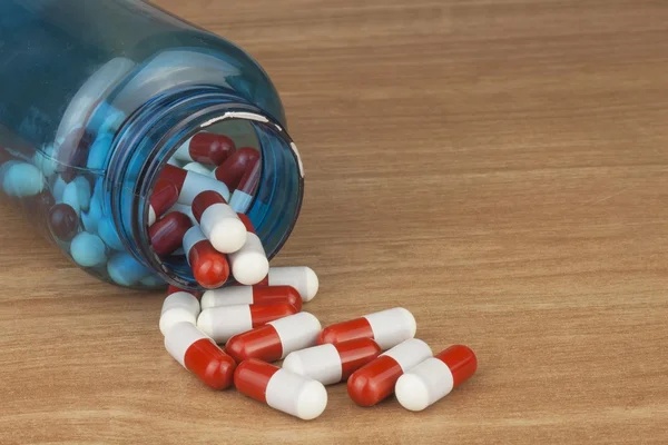 Sporda doping. Spor için anabolik steroid kötüye. Anabolik steroidler ahşap bir masaya döküldü. Dolandırıcılık spor. İlaç endüstrisi. İlaç ayrıntılı görünümünü. Metniniz için yer.