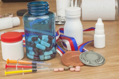 Sporda doping. Spor için anabolik steroid kötüye. Anabolik steroidler ahşap bir masaya döküldü. Dolandırıcılık spor. İlaç endüstrisi. İlaç ayrıntılı görünümünü. Metniniz için yer.