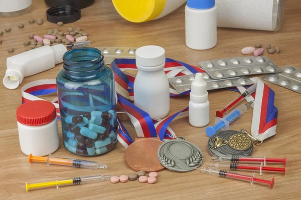 Sporda doping. Spor için anabolik steroid kötüye. Anabolik steroidler ahşap bir masaya döküldü. Dolandırıcılık spor. İlaç endüstrisi. İlaç ayrıntılı görünümünü. Metniniz için yer.