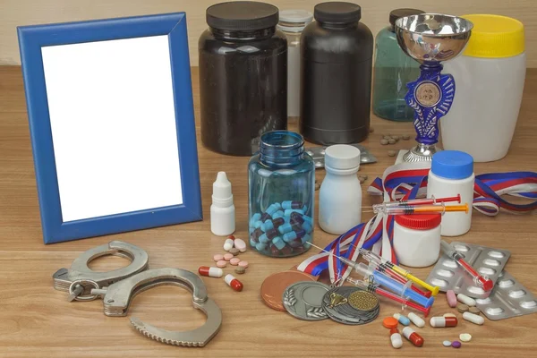 Dopning inom idrotten. Missbruk av anabola steroider för sport. Anabola steroider spillde på ett träbord. Bedrägeri i sport. Läkemedelsindustrin. Sport bedrägeri, falska vinnare. — Stockfoto