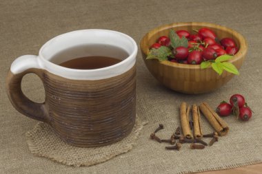 Bir grip salgını. Soğuk algınlığı ve grip için geleneksel ev tedavi. Kuşburnu çayı, bal ve limon. Bal ve limon bir masa üzerinde sıcak çay. Ev eczane. Kanıtlanmış tedavi.