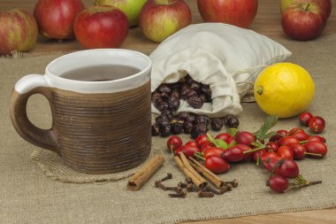 Bir grip salgını. Soğuk algınlığı ve grip için geleneksel ev tedavi. Kuşburnu çayı, bal ve limon. Bal ve limon bir masa üzerinde sıcak çay. Ev eczane. Kanıtlanmış tedavi.