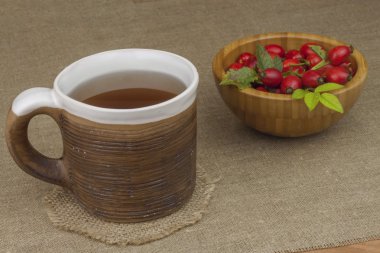 Bir grip salgını. Soğuk algınlığı ve grip için geleneksel ev tedavi. Kuşburnu çayı, bal ve limon. Bal ve limon bir masa üzerinde sıcak çay. Ev eczane. Kanıtlanmış tedavi.