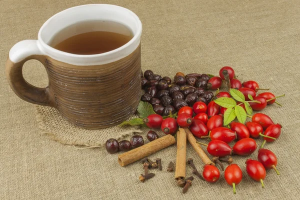 A flu epidemic. Traditional home treatment for colds and flu. Rosehip tea, honey and citrus. Hot tea with honey and lemon on a tabletop. Home Pharmacy. Proven treatment of diseases. — Stock Photo, Image