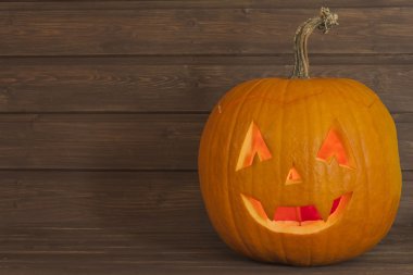 Ahşap arka plan üzerinde Halloween Kabak kafa. Cadılar Bayramı için hazırlanıyor. Kafa Cadılar Bayramı'nda bir kabak oyma. Kabak geleneği. Metin için yer. Cadılar Bayramı için davet. Korkunç Cadılar Bayramı Balkabağı
