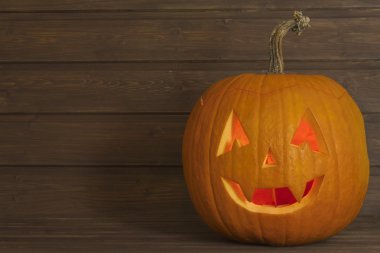 Ahşap arka plan üzerinde Halloween Kabak kafa. Cadılar Bayramı için hazırlanıyor. Kafa Cadılar Bayramı'nda bir kabak oyma. Kabak geleneği. Metin için yer. Cadılar Bayramı için davet. Korkunç Cadılar Bayramı Balkabağı