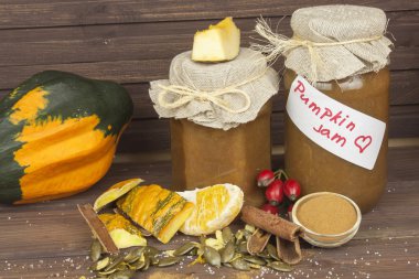 Yerli üretim kabak marmelat. Tatlı çocuk menüsü. Yerli ürünleri koruma. İşleme pumpkins, sonbaharda hasat zamanı. Kabak reçeli cam malzemelerle.