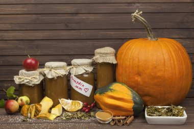 Yerli üretim kabak marmelat. Tatlı çocuk menüsü. Yerli ürünleri koruma. İşleme pumpkins, sonbaharda hasat zamanı. Kabak reçeli cam malzemelerle.