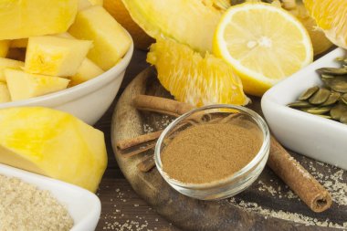 Ev yapımı kabak reçeli ve tarçın. Tatlı çocuk menüsü. Yerli ürünleri koruma. İşleme pumpkins, sonbaharda hasat zamanı.