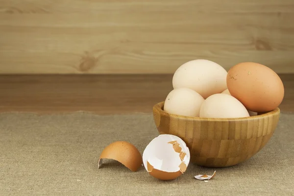 Hemlagad kyckling ägg. Traditionell mat med protein. Ägg på bordet, beredning av livsmedel. Förbereda ägg omelett. — Stockfoto
