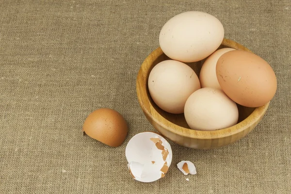 Ovos de galinha caseiros. Comida tradicional com proteína. Ovos na mesa, preparação de alimentos. Preparação de omelete de ovo . — Fotografia de Stock