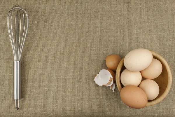 Jaja kurze domowej roboty. Tradycyjne potrawy z białka. Jaja na stole, przygotowywania posiłków. Przygotowując jaja omlet. — Zdjęcie stockowe