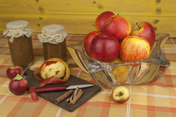 Production nationale de confiture de pommes et de cannelle. Confiture de pommes sur la table de cuisine. Transformation récolte d'automne des pommes . — Photo