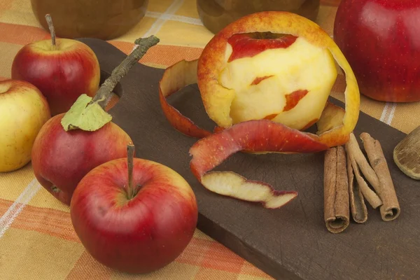 Producción nacional de mermelada de manzana y canela. Mermelada de manzana en la mesa de la cocina. Procesamiento de la cosecha otoñal de manzanas — Foto de Stock