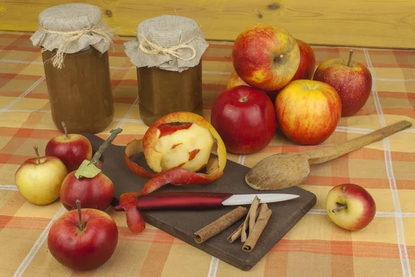 Production nationale de confiture de pommes et de cannelle. Confiture de pommes sur la table de cuisine. Transformation récolte d'automne des pommes — Photo