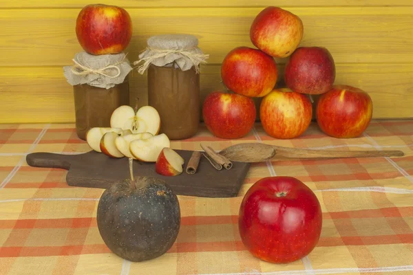 Produção doméstica de marmelada de maçã e canela. Compota de maçã na mesa da cozinha. Processamento colheita de outono de maçãs. Maçã bolorenta — Fotografia de Stock